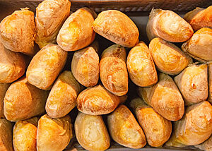 Aufeinander gestapelte, goldbraun ausgebackene Weißbrotstangen.