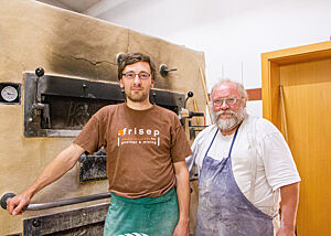 Die beiden Brotagonisten Günther und Lutz. Lutz Geißler und Günther Weber stehen in der Backstube des Lorettohofes in Zwiefalten vor dem Holzofen.