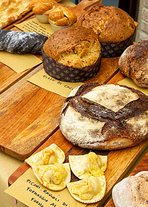 Ein Tisch mit verschiedenen Brotsorten.