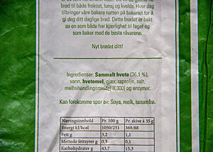 Auf der Zutatenliste des norwegischen Brotes findet man unter anderem Ascorbinsäure (E300) und exogene (technische) Enzyme.