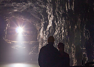 540 Millionen Jahre Erdgeschichte und ich mittendrin. In dieser 12 m hohen Kammer zeigt sich das tragende Element von Geologie und Brotbäckerei: die Zeit. Eine Lampe erhellt eine Kammer unter Tage.