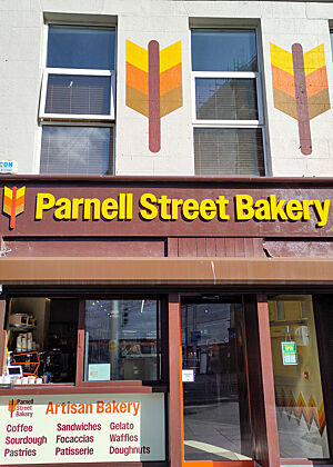 Die Parnell Street Bakery in Dublin – eine klare Empfehlung! Rostbraune Ladenfront mit gelber Schrift.