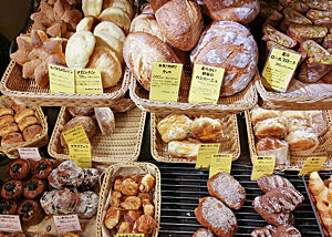 Auslage der Bäckerei „Zopf“ früh am Morgen. In der Auslage der Bäckerei „Zopf“ liegen Brote und Klein- sowie Feingebäck.