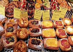 In der Auslage der Bäckerei „Zopf“ liegen Feingebäck und Plunderteilchen mit verschiedenen Füllungen.