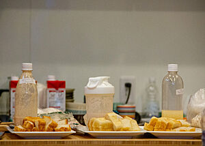 Auf einem Tisch stehen Shokupan-Versuchsbrote und Behälter mit Lockerungsmittel nebeneinander.