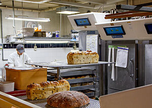 Blick vom Laden in die Backstube Blick in die Backstube der Bäckerei Takagi in Osaka.