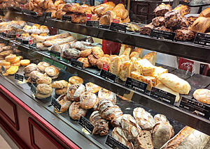 Die gut gefüllte Auslage einer bekannten Bäckerei.