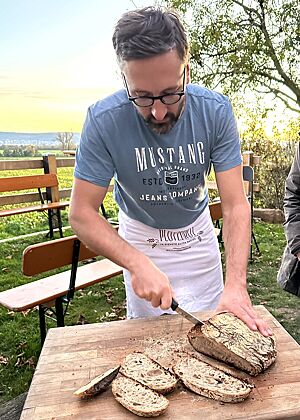 Nachdem die Brote ausgekühlt waren, wurde das erste Brot angeschnitten und direkt gekostet. 