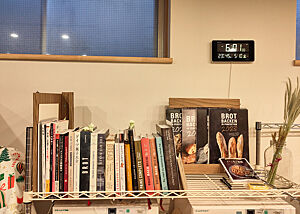 Eine Bibliothek fürs Backen Das Bücherregal von Fujiyo.
