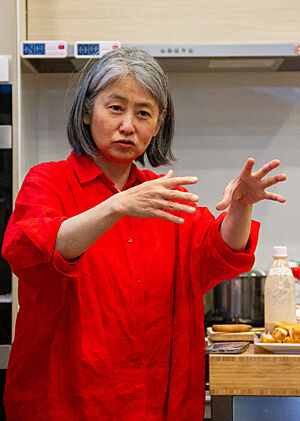 Akiko Kaji, Expertin für das Backen mit speziellen Fermenten Akiko Kaji gestikuliert mit ihren Händen.