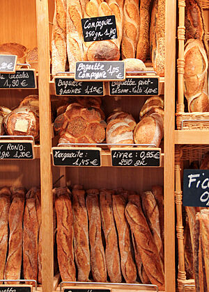 Die Verkaufsregale der Bäckerei Bongard im Elsass sind sehr gut gefüllt mit Weizenbroten in verschiedensten Ausführungen und Formen. 