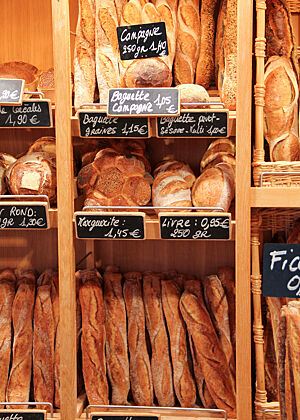 Große Auswahl, aber (fast) nur ein Teig. Die Verkaufsregale der Bäckerei Bongard im Elsass sind sehr gut gefüllt mit Weizenbroten in verschiedensten Ausführungen und Formen.