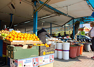 An einem Marktstand in Tirana gibt es unter anderem köstliche Orangen. 