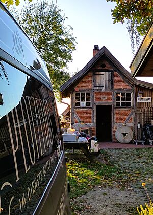 Plötzblog zu Besuch beim Backhaus Der Blötzbrot-Bus ist vor dem Backhaus in Barrigsen geparkt.