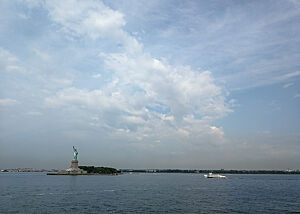 Ein Blick über das Wasser auf die Freiheitsstatue von New York.