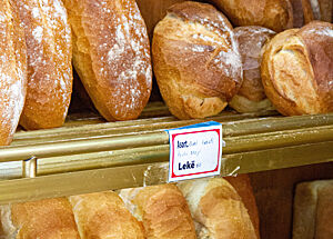 In der Auslage der Bäckerei gibt es verschiedene Sorten Weißbrot im Angebot.