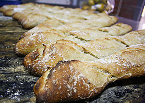 Die rustikal aufgerissenen Baguettes sind kräftig ausgebacken.