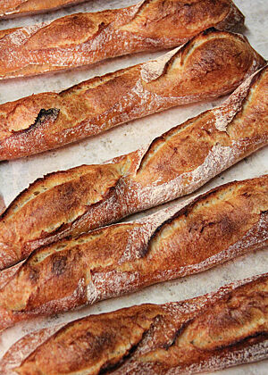 … dann die Baguettes. Die goldbraun ausgebackenen Baguettes sind rustikal aufgerissen.