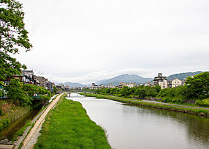 Ein Fluss fließt durch Kyoto.
