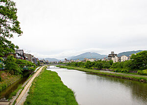 Blick auf Kyoto Ein Fluss fließt durch Kyoto.