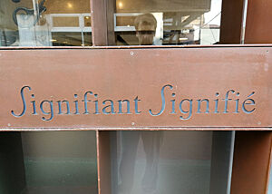 Eine der bekannteren Bäckereien in Tokio. Inschrift der Bäckerei „Signifiant Signifié“ in Tokio.