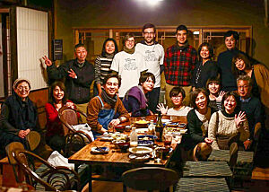 Abschiedsfoto und Vorfreude auf ein Wiedersehen mit Kosaku Hidaka und seiner Familie. Lutz Geißler in Mitten von Kosaku Kidaka und seiner Familie.