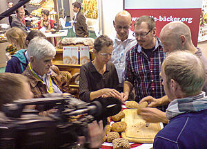 Dreharbeiten auf der Südback bei der Untersuchung verschiedener Vollkornbrötchen.