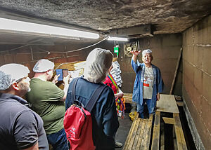 Der Meister erklärt Die Reisegruppe gemeinsam mit dem gestikulierenden Koji-Meister im feuchtwarmen Reiferaum.
