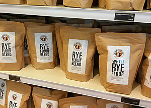King Arthur Flour hat die vermutlich breiteste Mehlauswahl in den USA. In einem Regal ist die große Auswahl an Mehlen bei King Arthur Flour zu sehen.