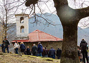 Die Dorfgemeinde ist auf dem Weg zur Ostermesse in die kleine Kirche.