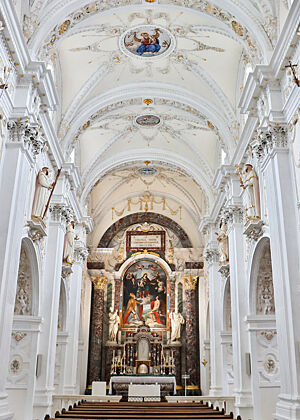 Das Kircheninnere strahlt in weiß mit goldenen Aktzenten.