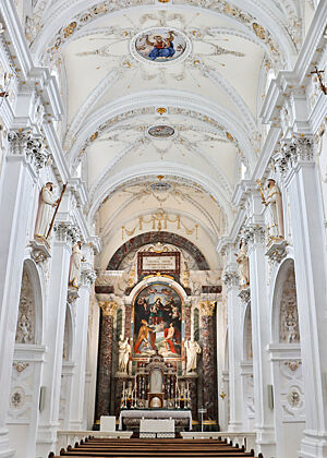 Die Stiftskirche. Das Kircheninnere strahlt in weiß mit goldenen Aktzenten.