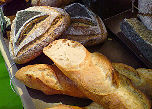 Das Baguette der Wild Bakers war mir zu lasch im Geschmack. Die visuellen Werte sind natürlich top. Die stolzen Sieger posieren mit ihren Medaillen und Urkunden bei der Siegerehrung für ein Gruppenbild.