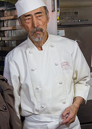 Bäcker Yuji Koyama, Boulangiere de Melk Bäcker Yuji Koyama steht vor seinem Gärschrank.