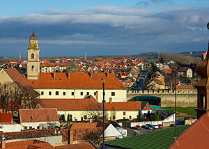 Blick auf das Franziskanerkloster. Ein Blick über die Stadt Skalica, mittig das Franziskanerkloster mit Kirchturm.