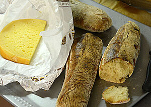 Baguettes mit Käse aus einer lokalen erzgebirgischen Käserei.