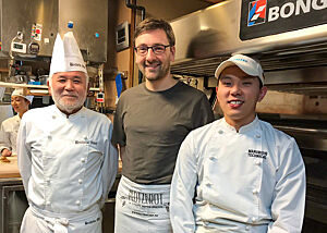 Der Meister Akashi, sein Schüler und ich. Bäckermeister Akashi, sein Schüler und Lutz Geißler stehen in der Backstube der Bäckerei Brotheim.
