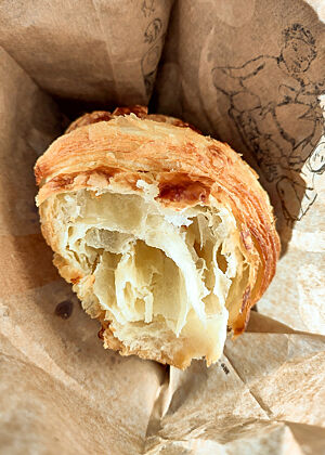Der Blick in das gute Croissant von Petit Delice. Mit den Croissants in Dublin konnte es aber nicht mithalten. Ein aufgerissenes Croissant mit grober Wabenstruktur im Inneren.
