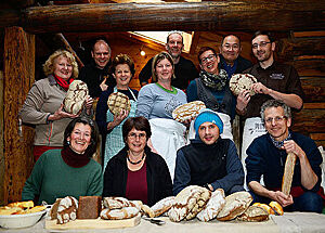Letzter Tag: Zufriedene Teilnehmer mit den allerletzten zurückgebliebenen Broten. Die meisten steckten schon in den Reisetaschen …