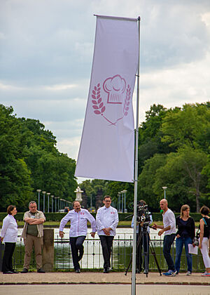 Dreh vor dem barocken Palais in Dresden. Ein Kamerateam steht u.a. mit Johannes Lafer an einem Geländer vor dem Palaisteich.