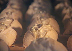 Weizenbrötchen backen im Ofen.