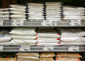 Zurück in Tokio: Zahlreiche Zuckersorten in einem Kaufhaus, das für einen deutschen Hobby- und auch Profibäcker außergewöhnlich gut ausgestattet ist. In einem Supermarktregal liegen verschiedenste Zuckersorten.