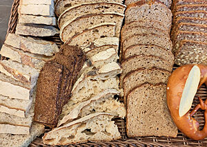 Viele verschiedene in Scheiben geschnittene Brotsorten.