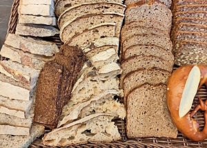 Japanisch, dänisch, deutsch, französisch Viele verschiedene in Scheiben geschnittene Brotsorten.