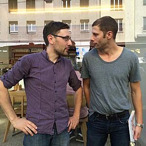 Josef Weghaupt und Lutz Geißler stehen vor Weghaupts Bistro.
