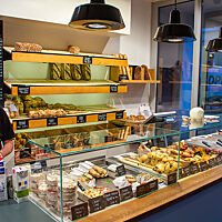 Im Verkaufsraum der Bäckerei „Zeit für Brot“ liegen Brote, Klein- und Feingebäck in der Auslage.
