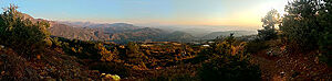 Blick auf die bergige Landschaft Albaniens bei Sonnenuntergang.