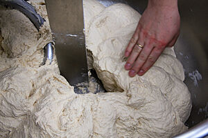 Die Teigfestigkeit des fertig gekneteten Teigs wird in der Rührschüssel in der Bäckerei Bongard überprüft.  