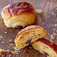 Im Anschnitt zeigt sich das Pain au chocolat mittelporig und elastisch.