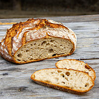 Beim angeschnitten Weizenmischbrot mit Hirse wird die luftige, lockere Krume sichtbar.